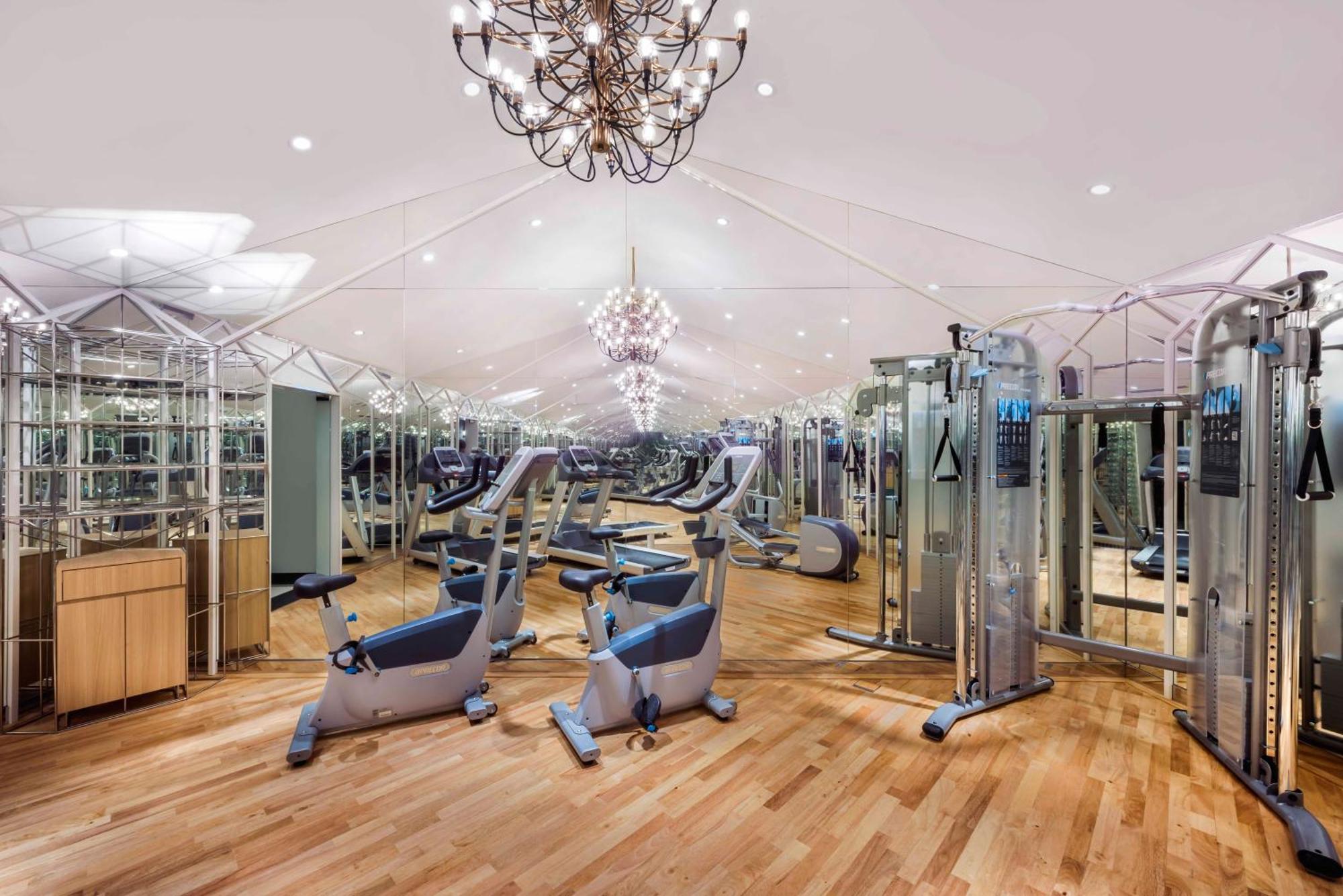 ザ プレステージ ホテル ペナン ジョージタウン エクステリア 写真 The gym at The Dorchester